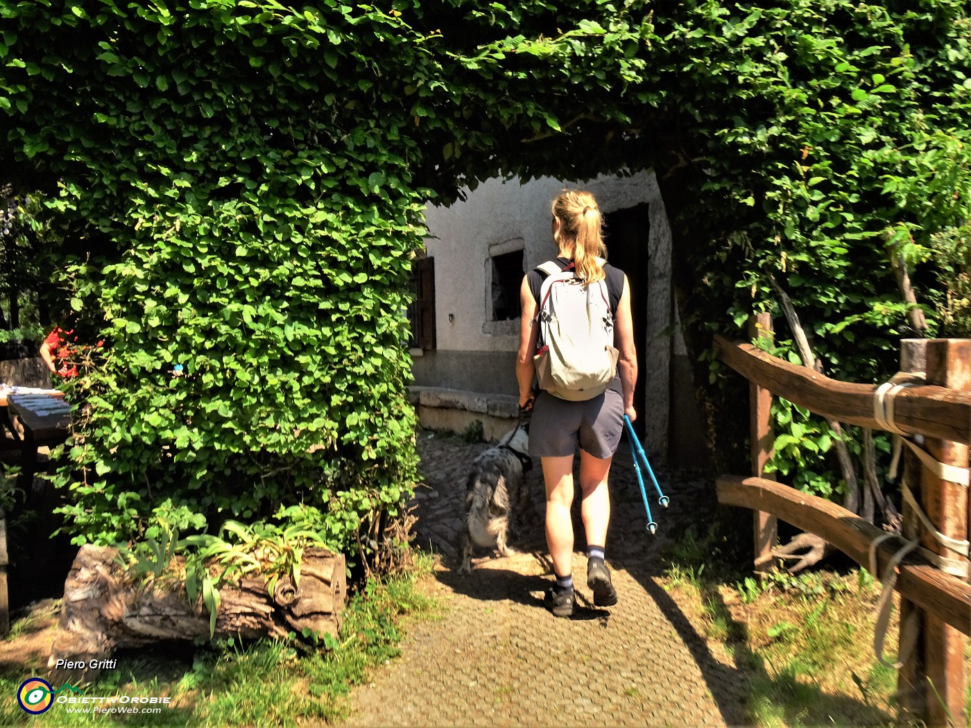 57 Ingresso Agriturismo Prati Parini.JPG